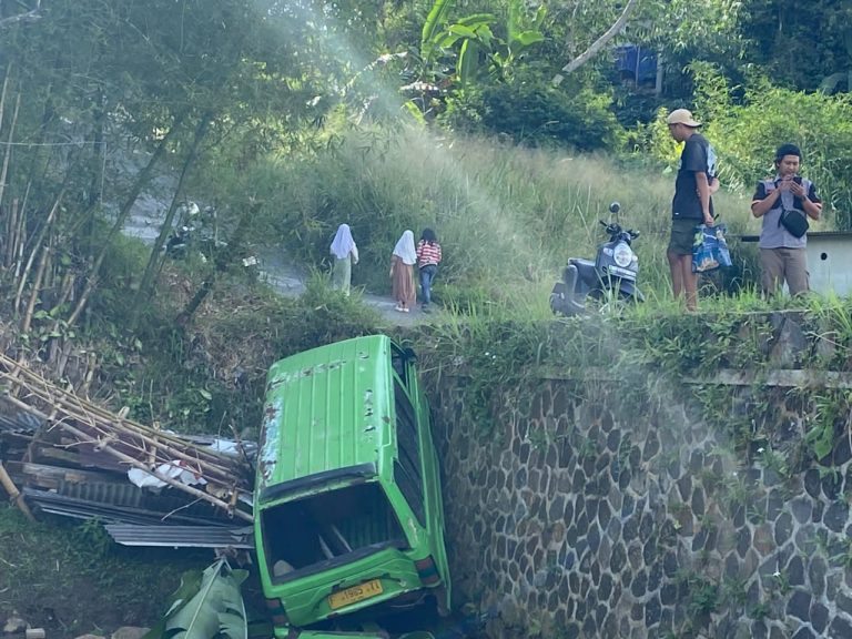Sebuah Angkot di Cisaat Sukabumi Terjun ke Kolam Warga
