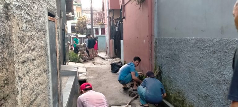 Warga RW 09 Desa Sayati Margahayu Kabupaten Bandung Gelar Kegiatan Kerja Bakti