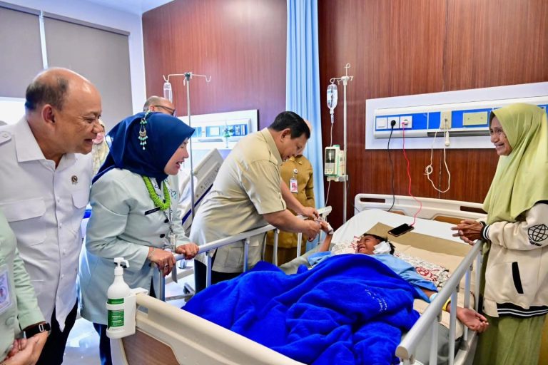 Menjenguk Korban Kecelakaan Mobil SPPG di RSUD Koja, Presiden Prabowo Beri Perhatian Khusus Siswa dan Guru