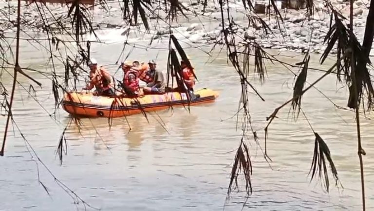 BPBD Turunkan Perahu Karet untuk Akses Penyeberangan Warga di Lewi Dinding Jampang Tengah Sukabumi