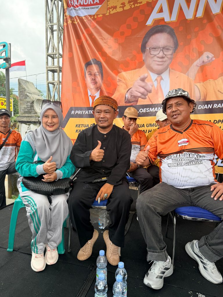 Bupati Purwakarta Hadiri Kegiatan Jalan Santai Dalam Tangka HUT Partai Hanura ke-19 di Alun Alun Wanayasa