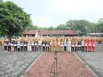 Pemkab Garut Berikan Penghargaan Pelopor Bidang Sosial dan Advokasi Masyarakat pada Salman Rizkatillah