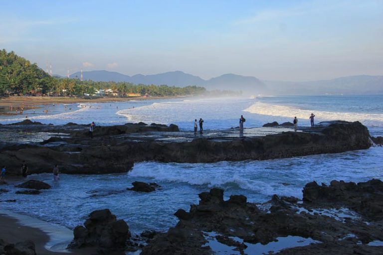 Misteri Pantai Karang Hawu Palabuhanratu Sebagai Tempat Wisata Religius