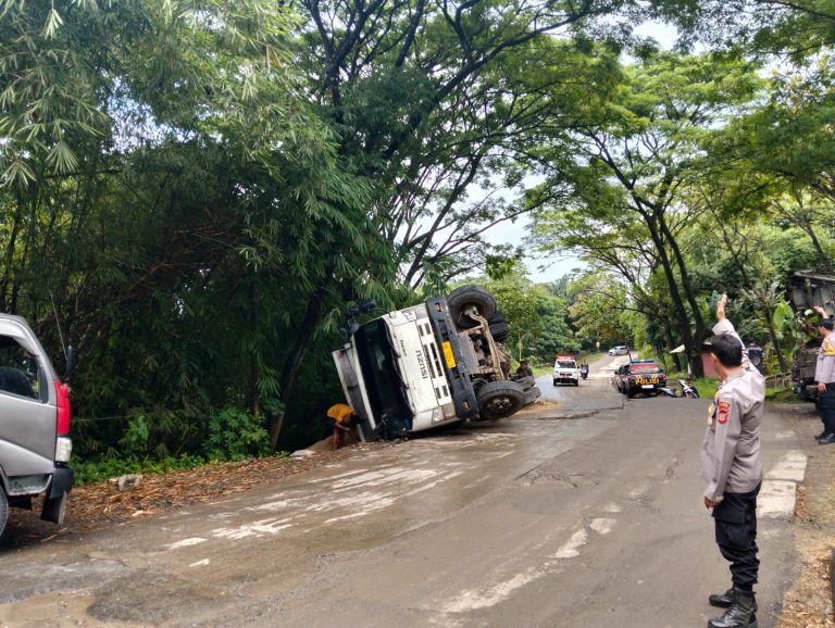 Truk Isuzu Giga Terguling di Padabeunghar Sukabumi Akibat Jalan Amblas 