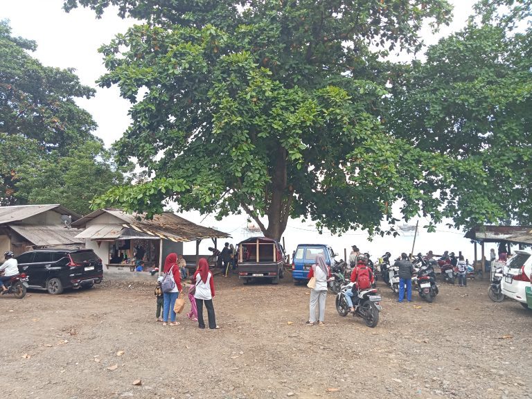 Hangatnya Tradisi Papajar, Keluarga Besar SMP IT Yasin Simpenan Sukabumi Berkumpul di Pantai Cilegok