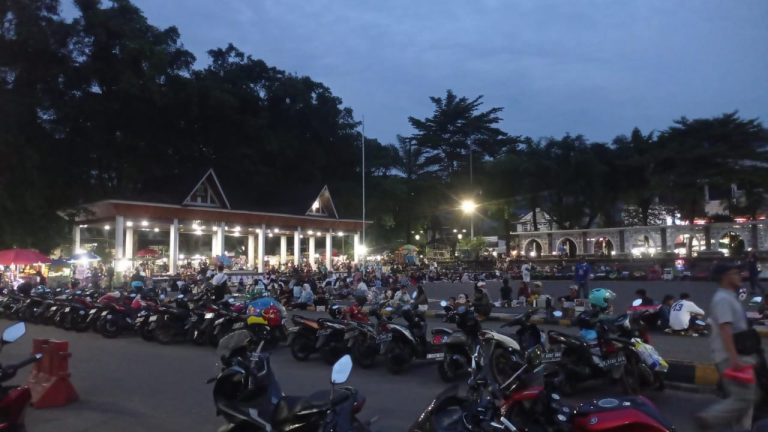 Hari Pertama Ramadhan, Alun-Alun Palabuhanratu Sukabumi Jadi Titik Kumpul Warga Berburu Takjil