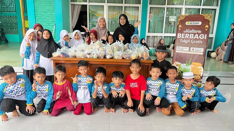 Tanamkan Karakter Dermawan, SDIT Mutiara Bagikan Takjil Gratis di Masjid Agung Palabuhanratu