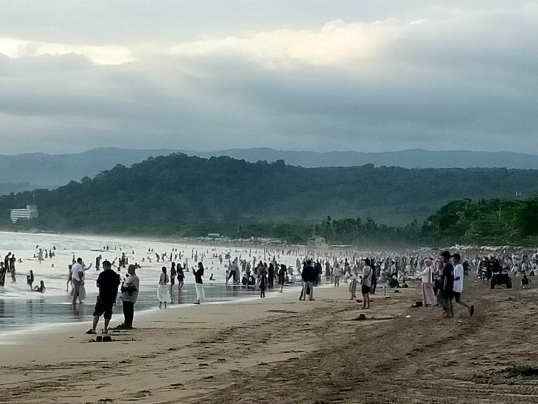 Wisatawan Luar Kota Padati Pantai Istana Presiden Palabuhanratu Sukabumi Jelang Akhir Liburan