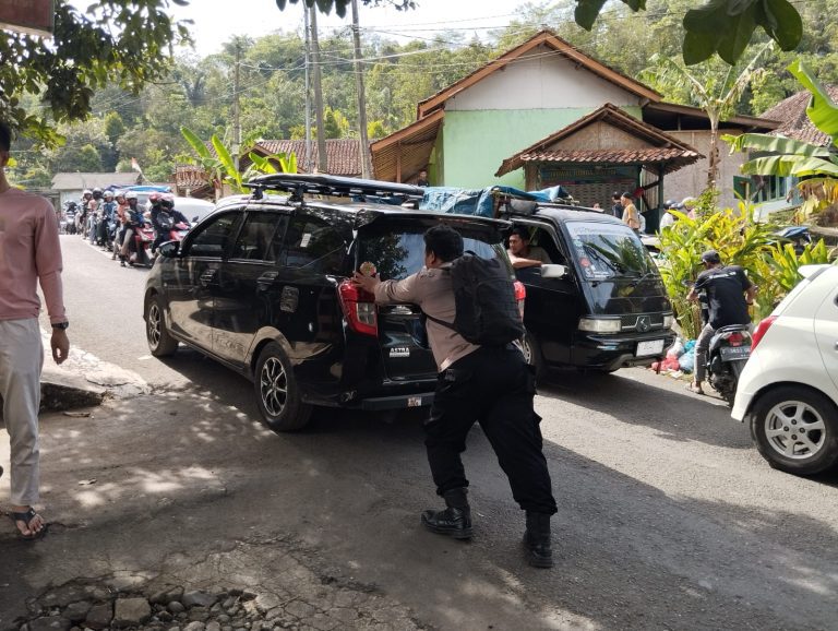 Jalur Arung Jeram Citarik-Cikidang Sukabumi Lumpuh, Banyak Kendaraan Tidak Kuat Menanjak.