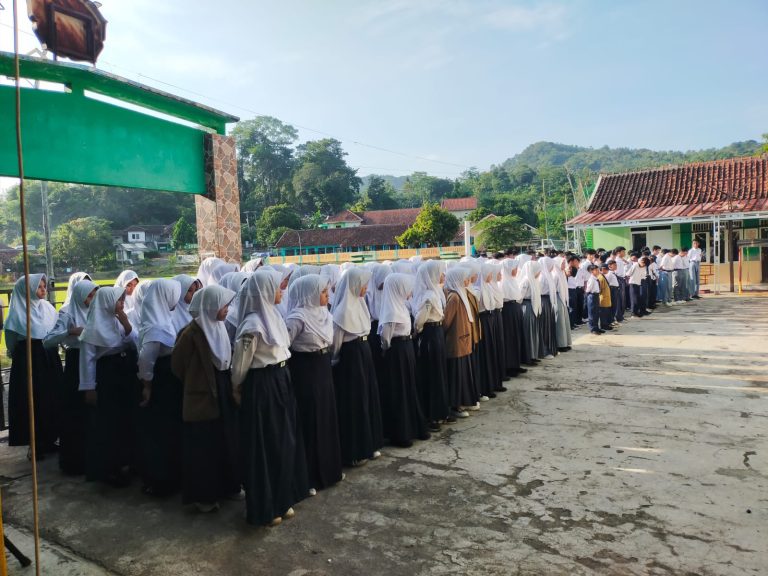 Hari Pertama Masuk Sekolah, Siswa SMP-SMK IT Yasin Bojong Kopo Simpenan Gelar Halal Bihalal
