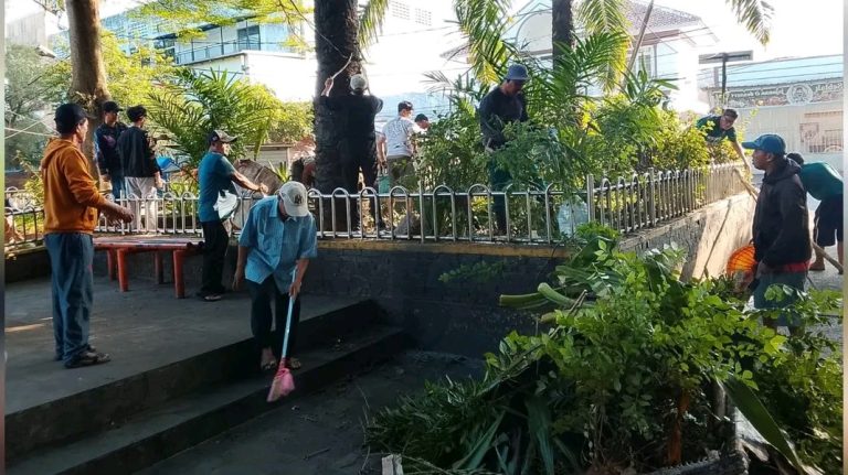 Sinergi Warga, PKL, dan Pemerintah Gotong Royong Bersihkan Alun-Alun Palabuhanratu Sukabumi